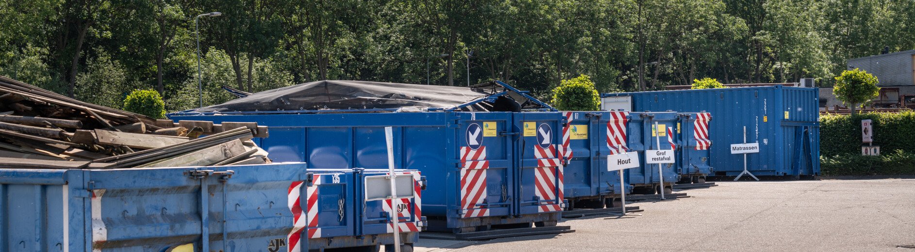 6 afzetcontainers op een rij op het milieupark